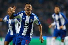 mk在线入口 -冲刺阶段波尔图备战欧联，战术微调细节曝光，态度坚定，临场指挥获称赞 